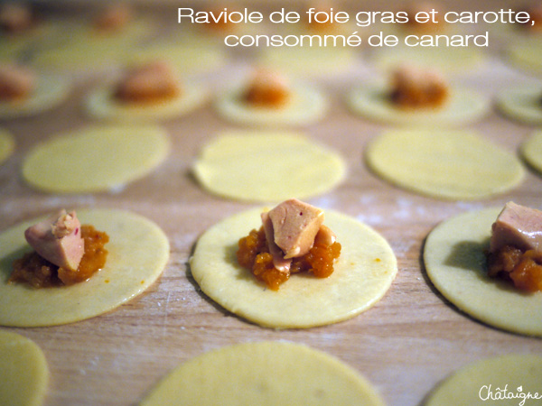 La Raviole de foie gras et carottes, consommé de canard