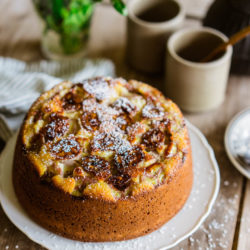 Gâteau au lait concentré, coco et bananes caramélisées