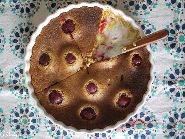 Gâteau aux prunes rouges et chocolat blanc