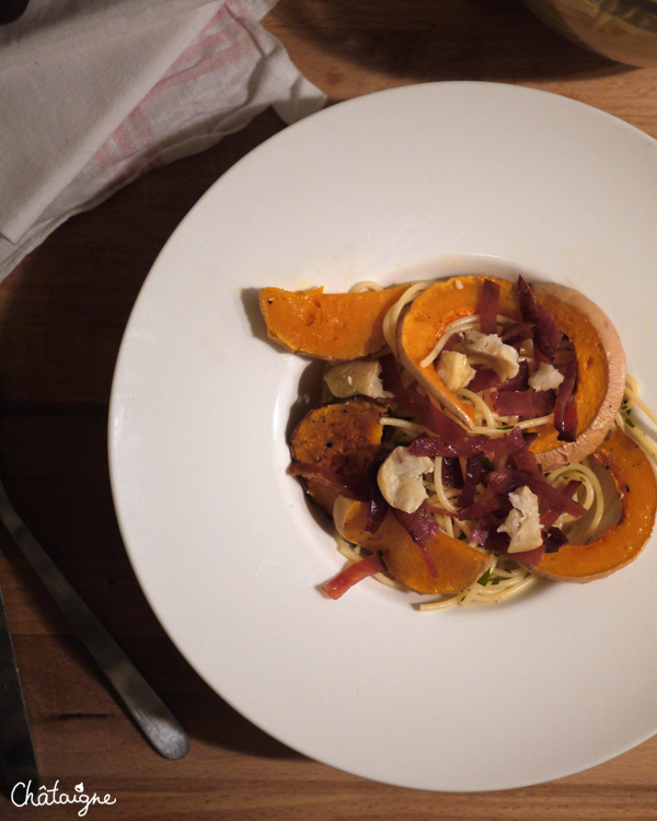 Spaghettis à la courge butternut, jambon croustillant et châtaignes rôties