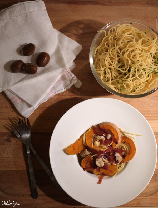 Spaghettis à la courge butternut, jambon croustillant et châtaignes rôties