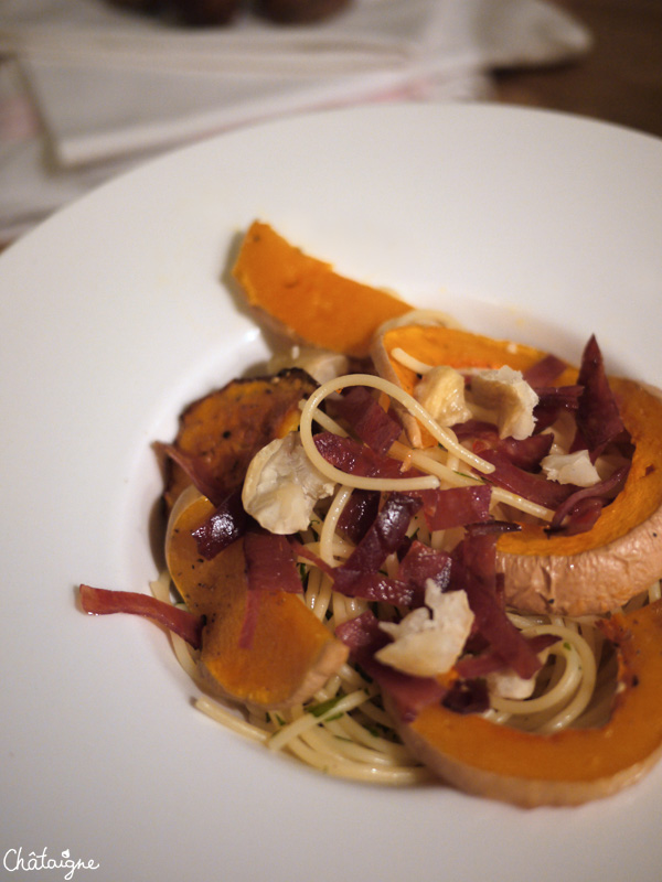 Spaghettis à la courge butternut, jambon croustillant et châtaignes rôties