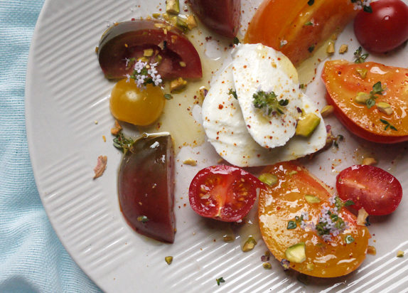 Révisons nos classiques : Tomates-Mozzarella {thym et pistache}