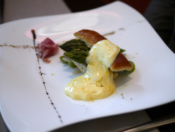 Entrée : Feuilleté d'asperges vertes rôties, sabayon au citron et jambon de pays