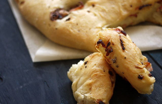 Fougasse au serpolet, olives noires et lardons