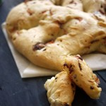 Fougasse au serpolet, olives noires et lardons