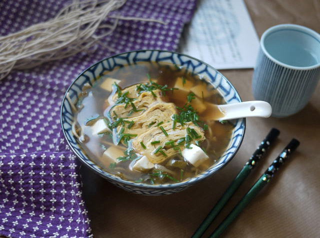 Nouilles soba en bouillon [tofu et omelette japonaise]