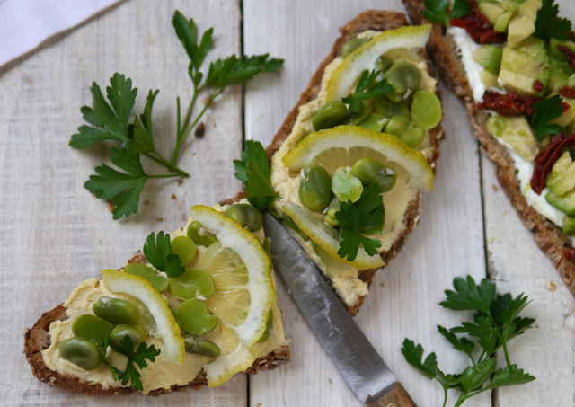 Tartines houmous et fèves, avocat et tomates séchées