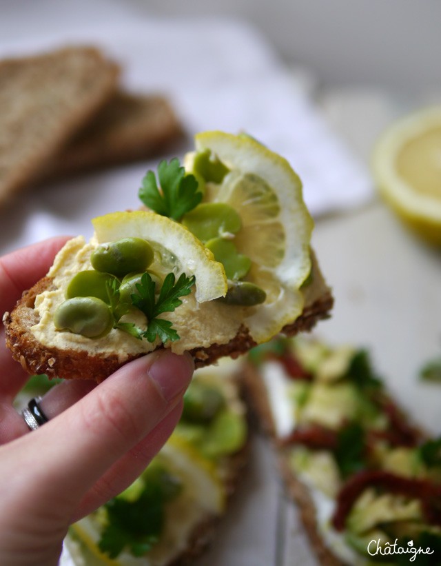 tartines houmous et fèves, avocat et tomates séchées