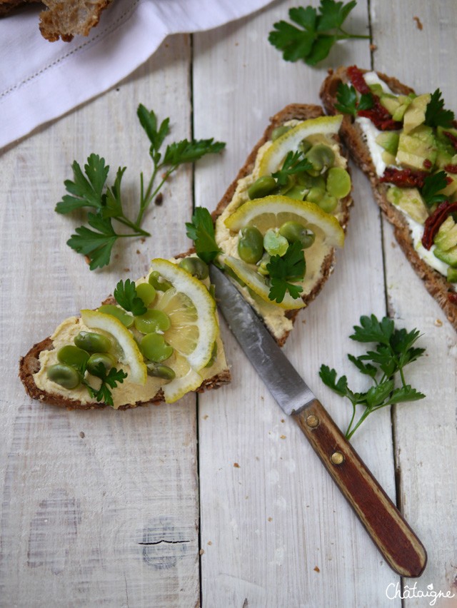 tartines houmous et fèves, avocat et tomates séchées