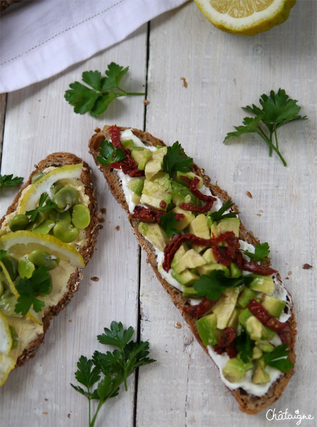 tartines houmous et fèves, avocat et tomates séchées