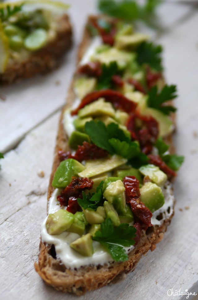 tartines houmous et fèves, avocat et tomates séchées