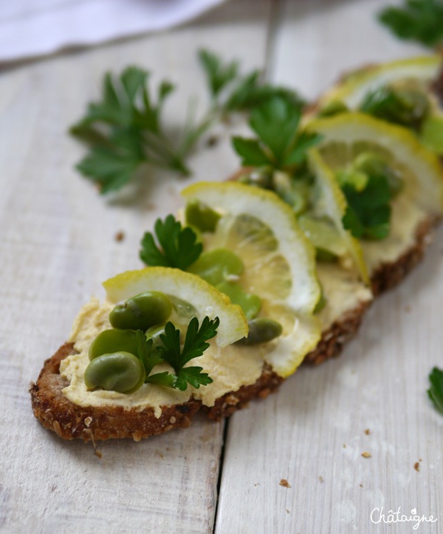 tartines houmous et fèves, avocat et tomates séchées