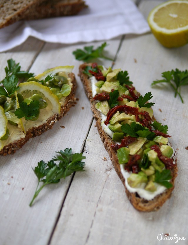 tartines houmous et fèves, avocat et tomates séchées