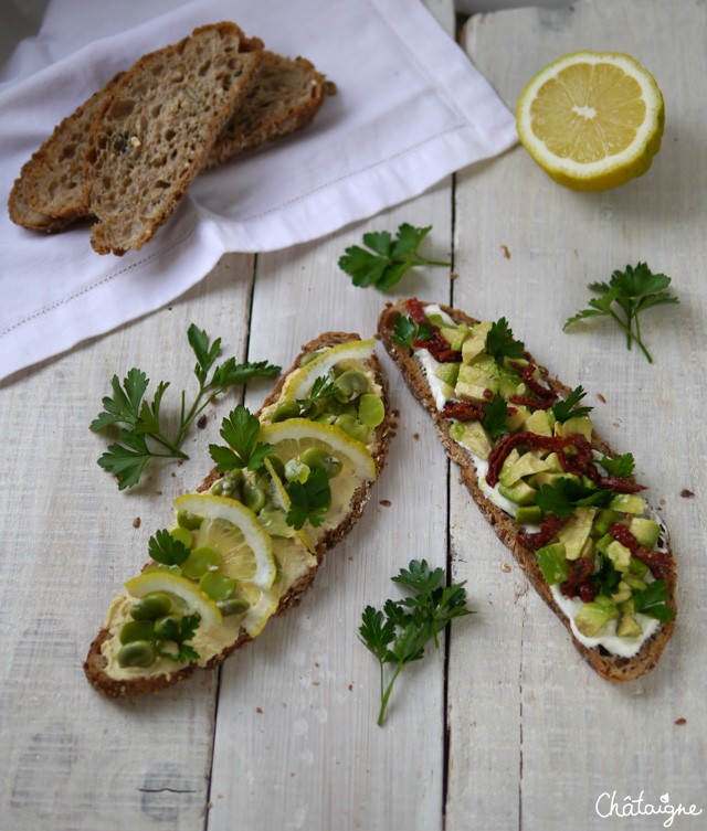 tartines houmous et fèves, avocat et tomates séchées