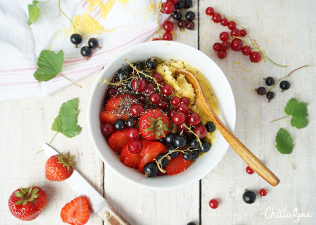 Porridge de polenta aux fruits rouges {cassis-groseilles-fraises}