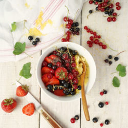 Porridge de polenta aux fruits rouges