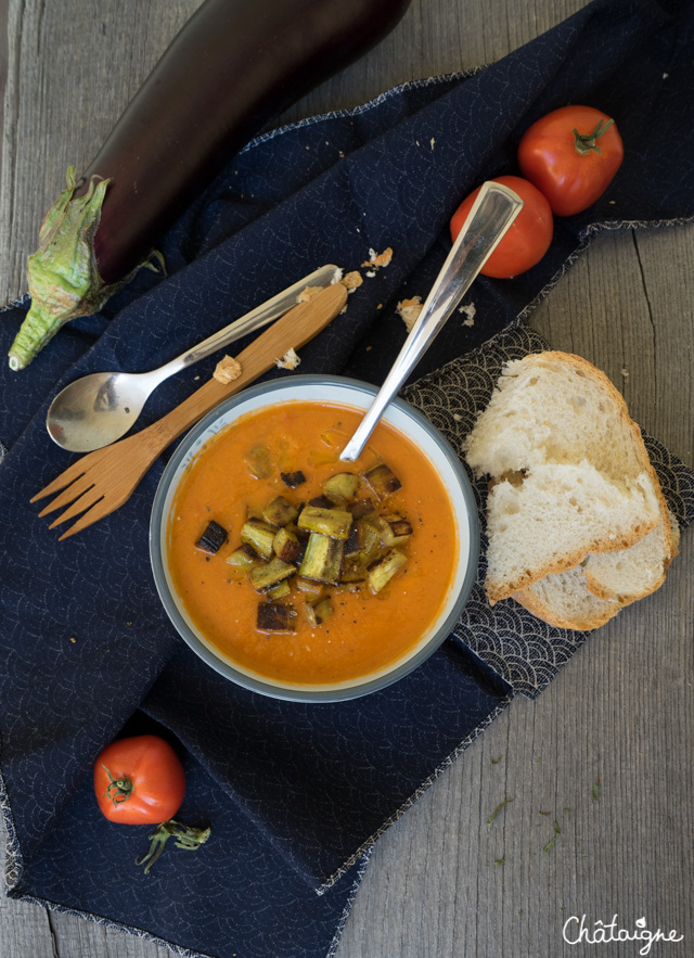 Soupe à l'aubergine et aux tomates