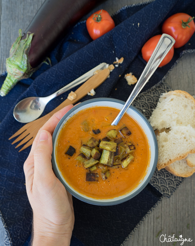 Soupe à l'aubergine et aux tomates