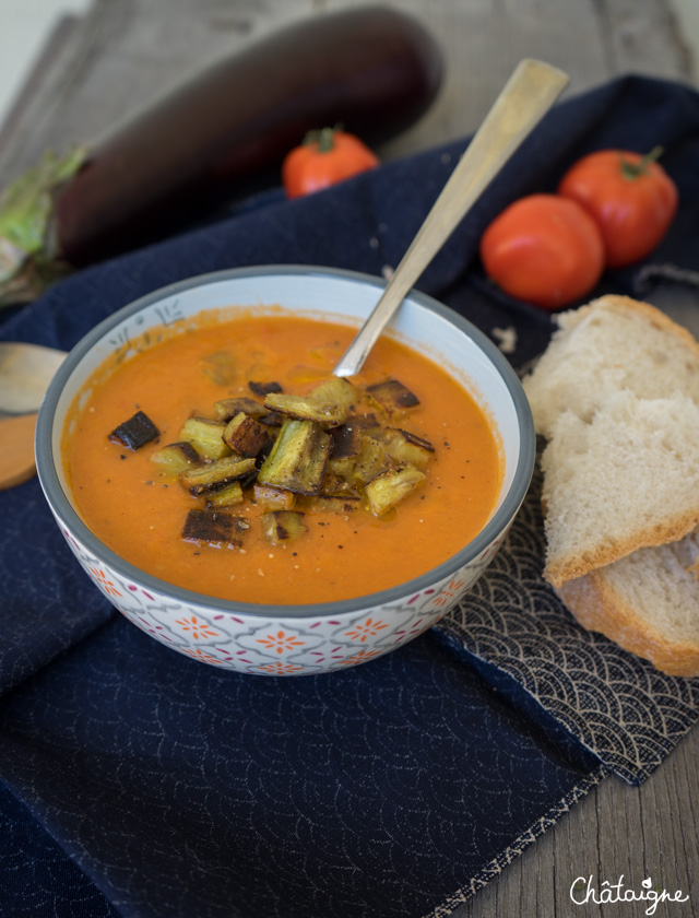 Soupe à l'aubergine et aux tomates