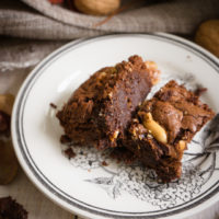 Brownies au chocolat, noix et cacahuètes