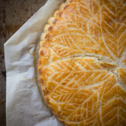 Galette des rois aux pralines roses