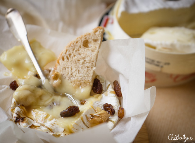 Camembert rôti aux fruits secs et autres petites bouchées