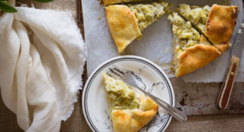 Tarte rustique à la rhubarbe et aux amandes