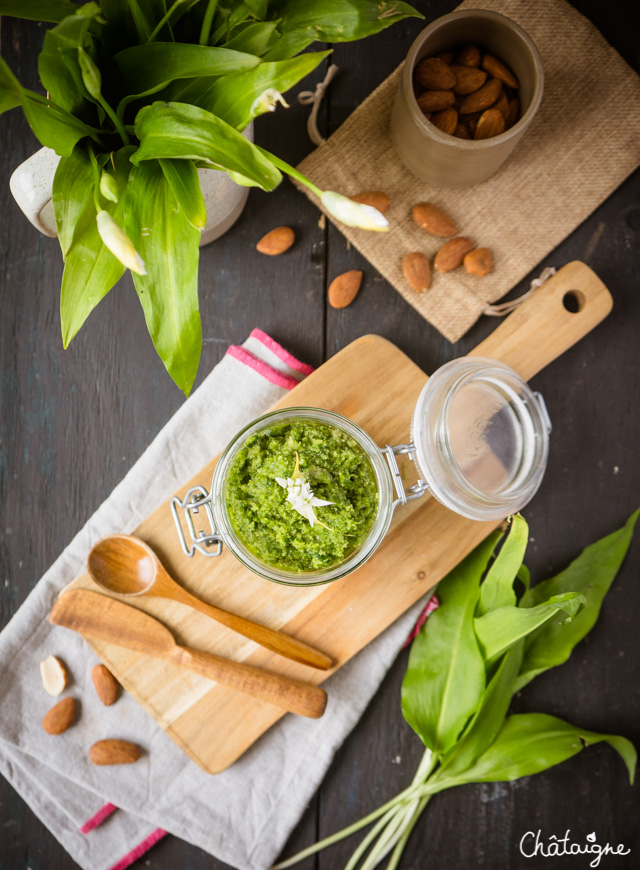 Pesto à l'ail des ours, au Parmesan et à la poudre d'amandes