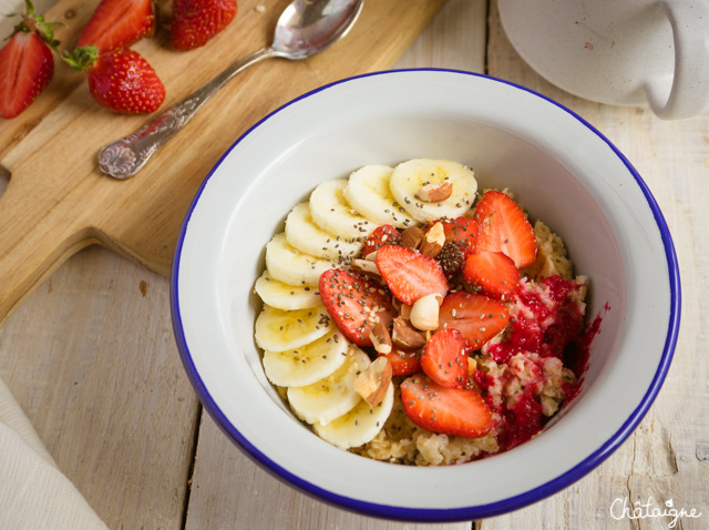 Porridge à la fraise, banane et tahin