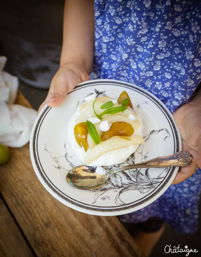 Pavlovas aux poires, prunes et verveine