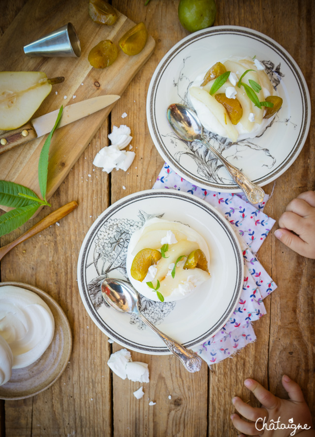 Pavlovas aux poires, prunes et verveine