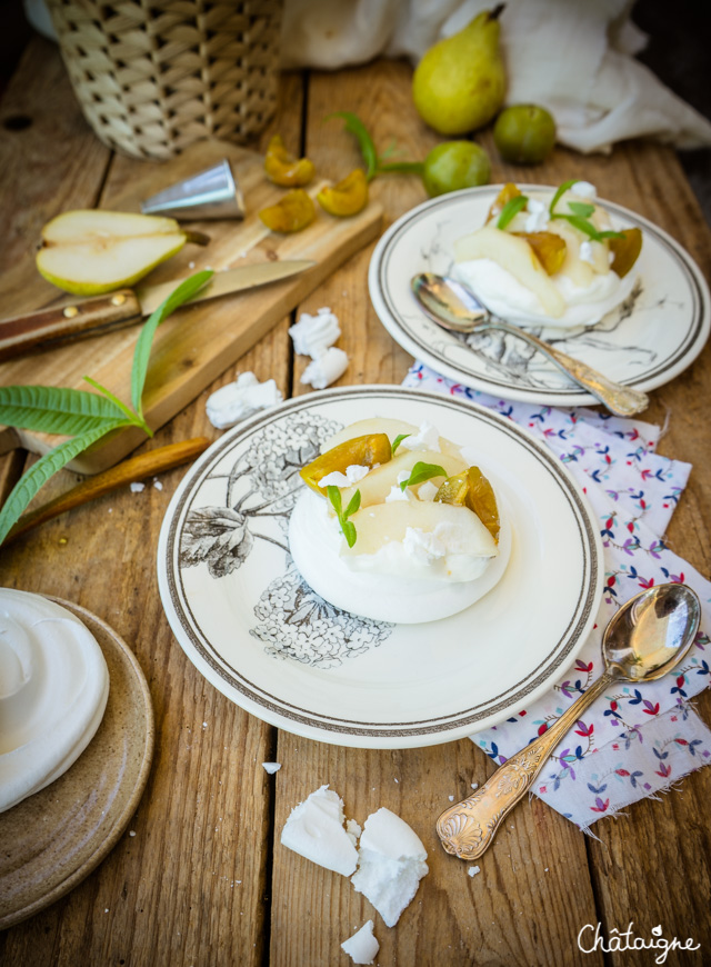 Pavlovas aux poires, prunes et verveine