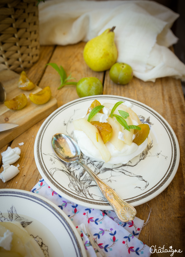 Pavlovas aux poires, prunes et verveine