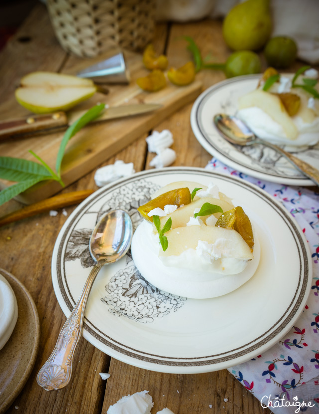 Pavlovas aux poires, prunes et verveine