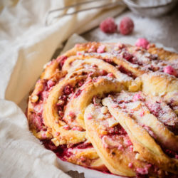 Brioche aux framboises et pralines roses façon Kringle