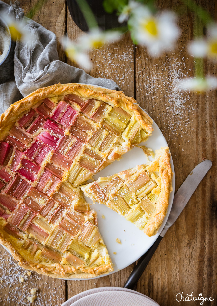 Tarte à la rhubarbe et noix de coco