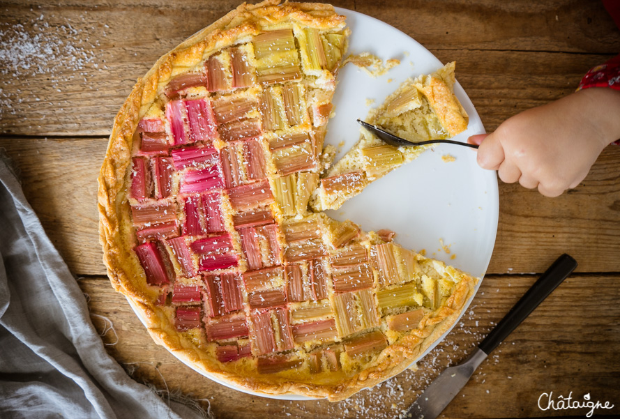 Tarte à la rhubarbe et noix de coco