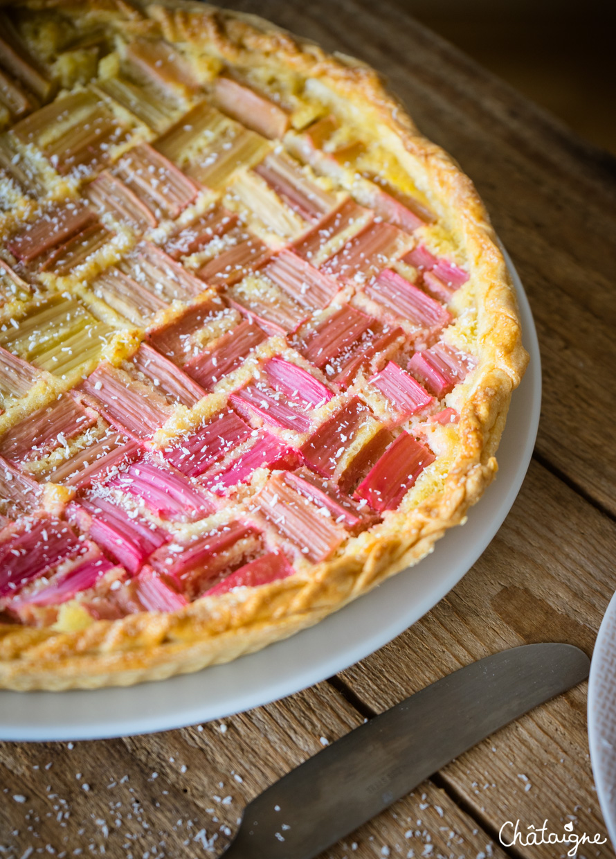 Tarte à la rhubarbe et noix de coco