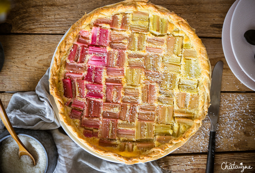 Tarte à la rhubarbe et noix de coco