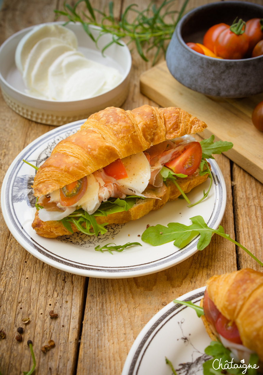 Croissants au speck, tomates cerises et mozzarella 