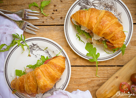 Croissants au speck, tomates cerises et mozzarella