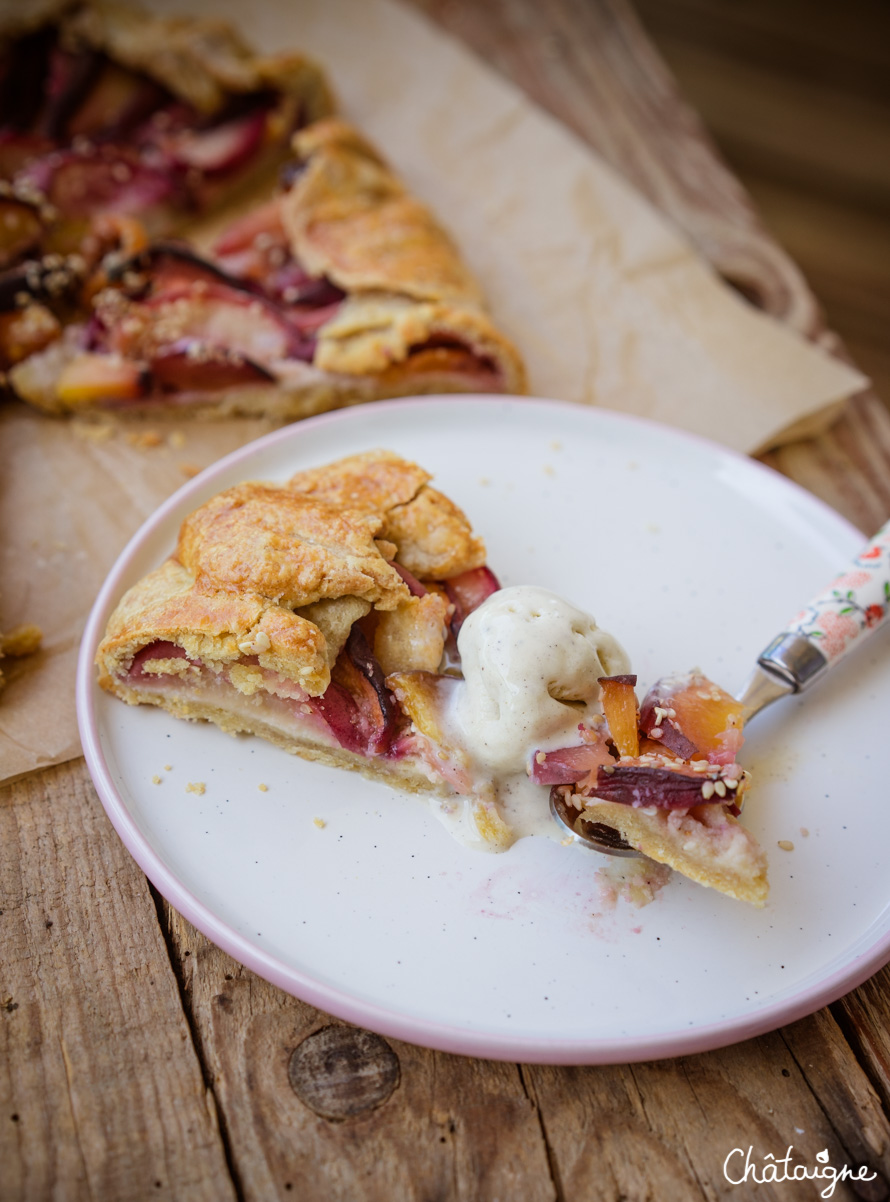 Tarte rustique aux pêches et sésame