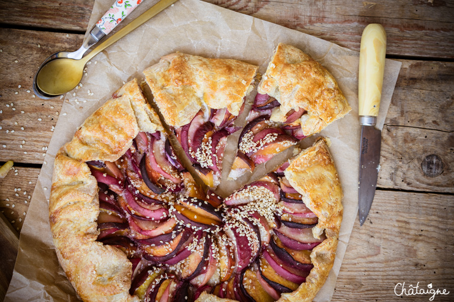 Tarte rustique aux pêches et sésame