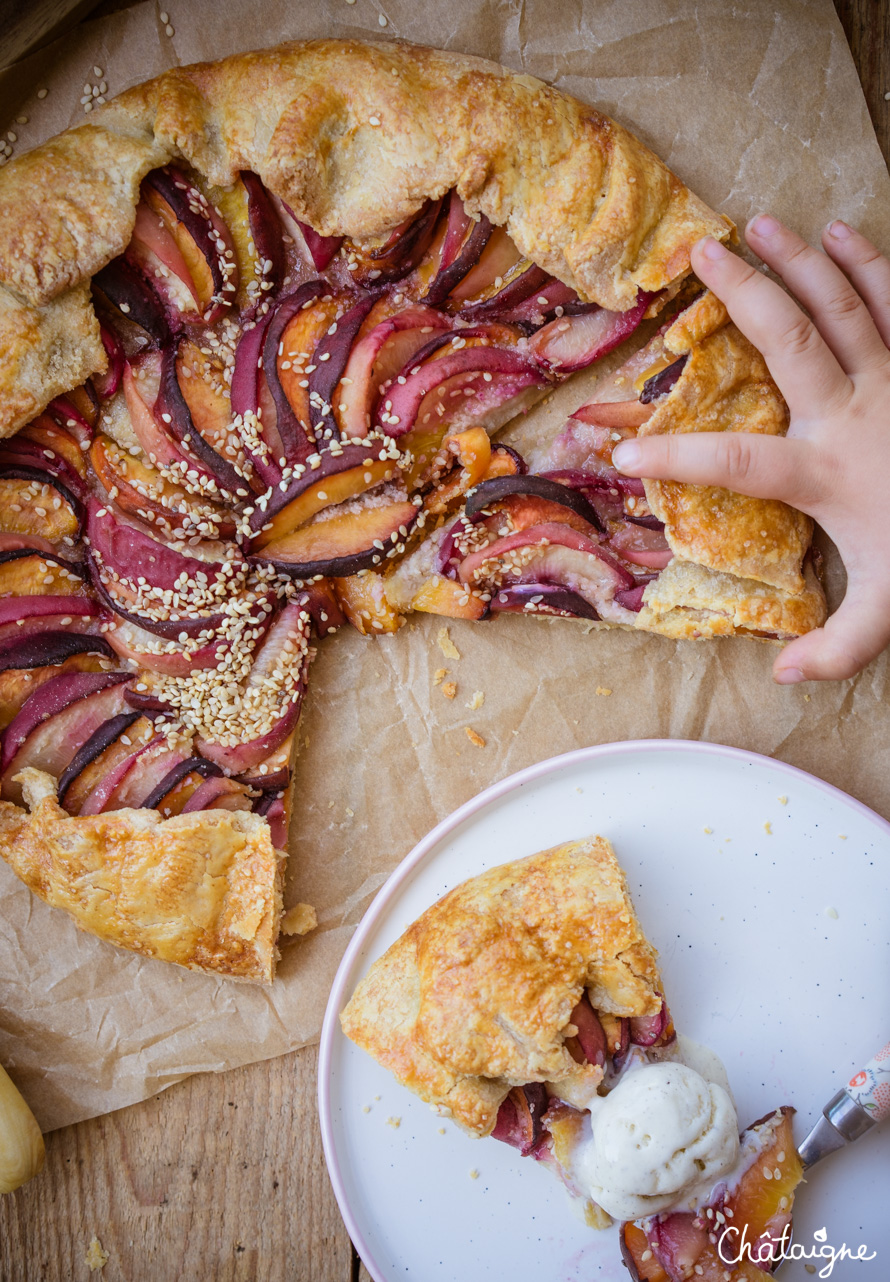 Tarte rustique aux pêches et sésame