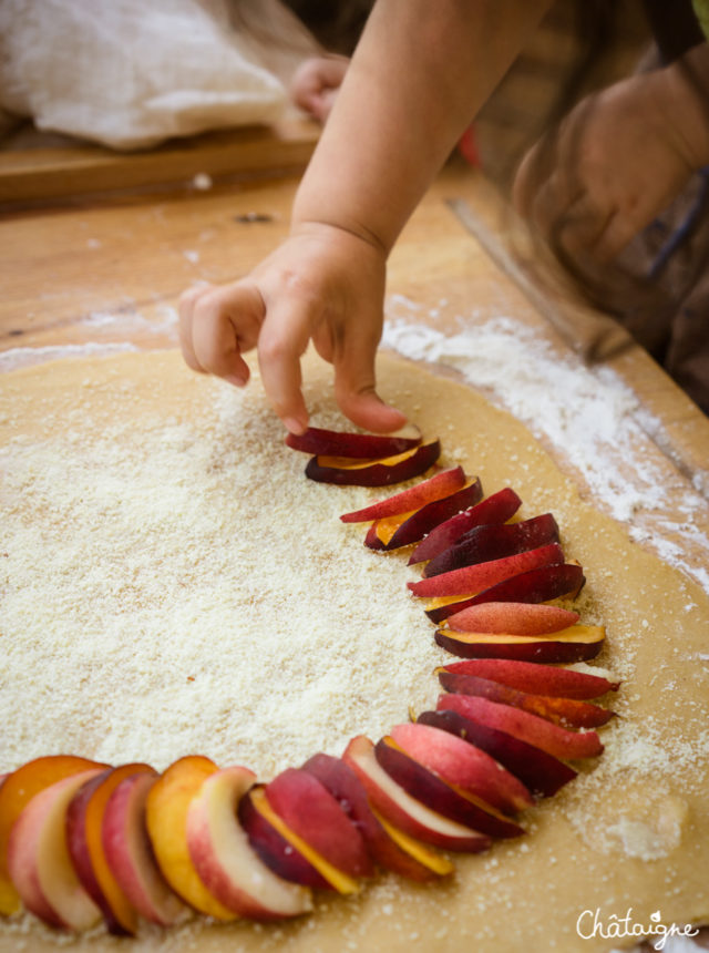 Tarte rustique aux pêches et sésame