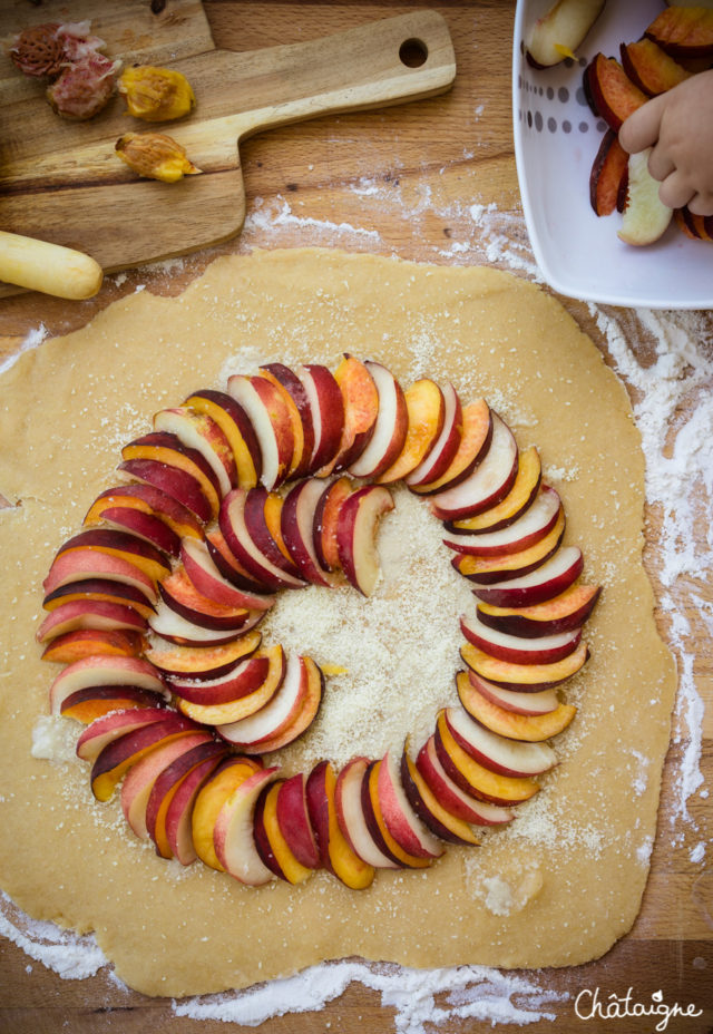 Tarte rustique aux pêches et sésame