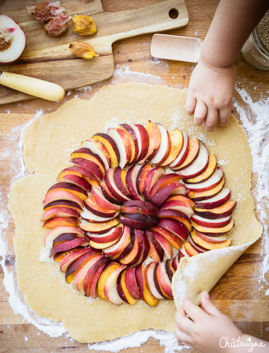 Tarte rustique aux pêches et sésame