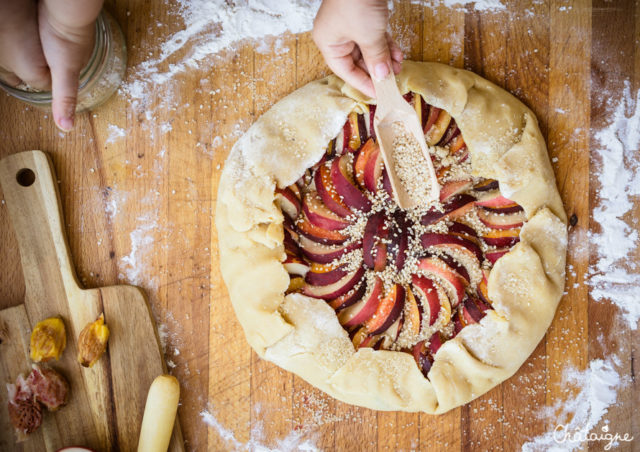 Tarte rustique aux pêches et sésame