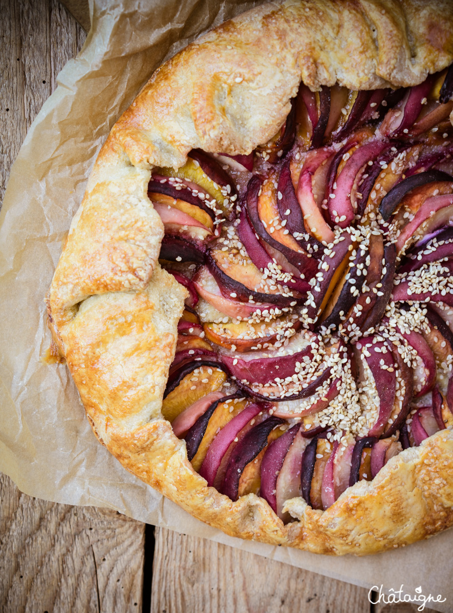 Tarte rustique aux pêches et sésame